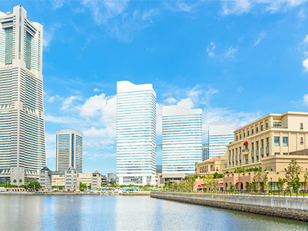 遮阳构件应与窗户开启方式、立面分格和建筑风格协调。若建筑立面已有装饰构件，可考虑将遮阳功能与装饰效果结合，减少附加构件。对于既有建筑改造，还需评估结构承载与安装条件。